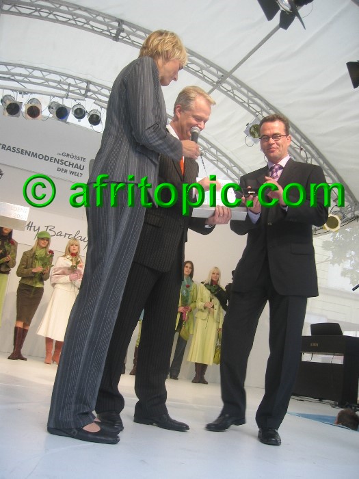 ../Images/Krefeld-Strssenmodenschau-2005 110.jpg